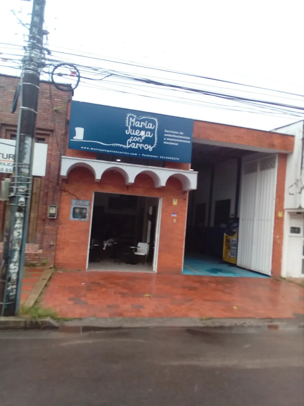María juega con carros